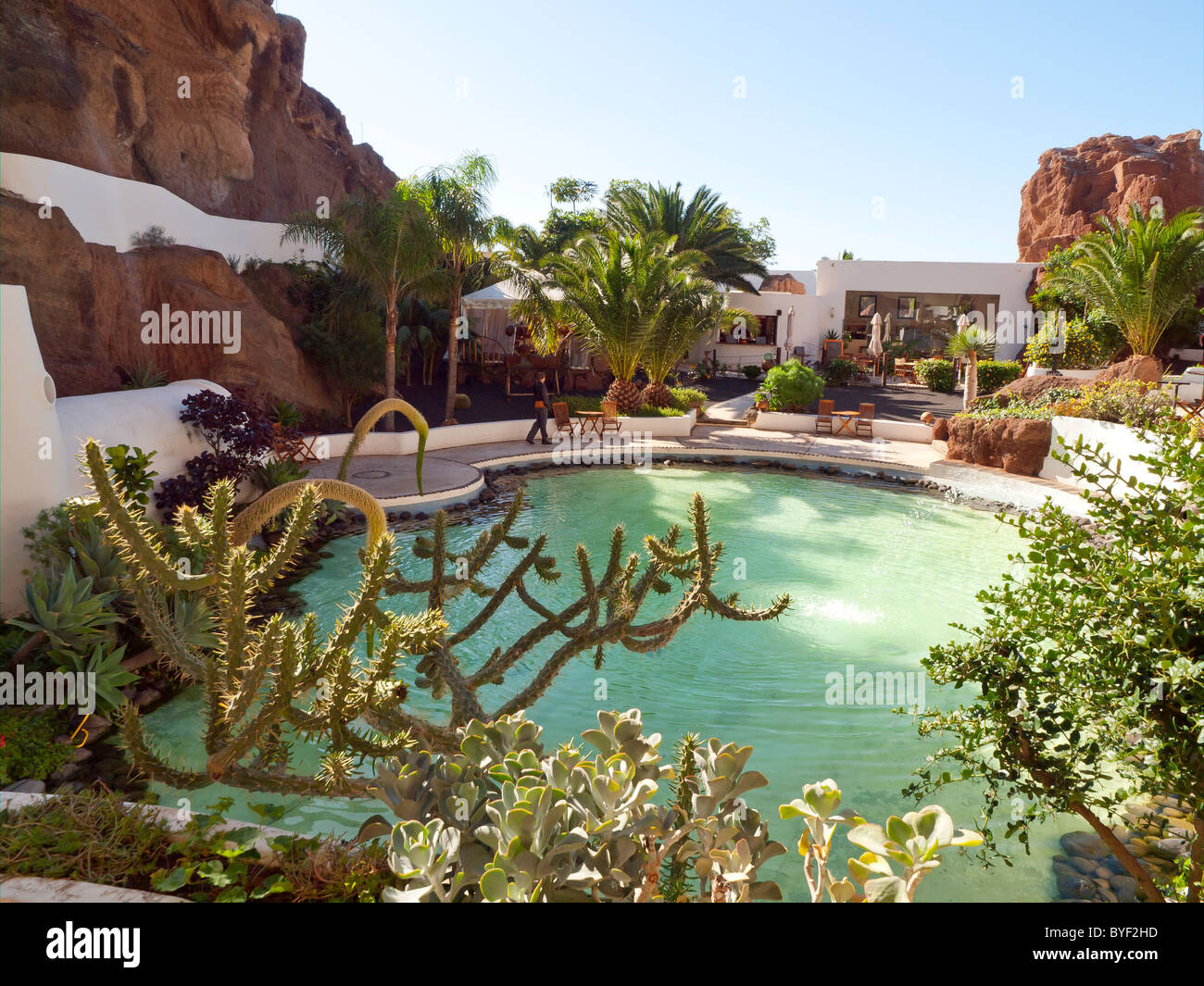 Die garden Pool im Lagomar sobald ein Haus von Omar Sharif von Cesar Manrique, jetzt eine Museum Nachtclub und Gourmet-Restaurant entworfen Stockfoto