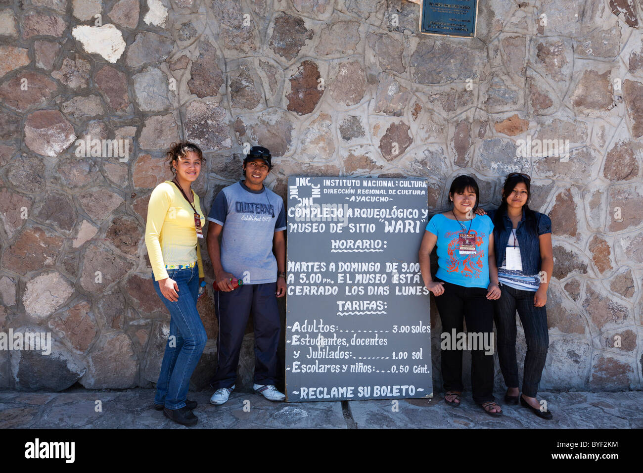 Eine Gruppe von peruanischen Studenten stehen vor den Ruinen der Wari-Kultur in den Anden 20km von der Stadt Ayacucho in Peru Stockfoto