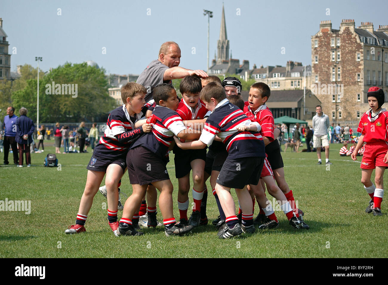 Kinder im Grundschulalter spielen in einem Rugby-Turnier in Bath, Großbritannien Stockfoto
