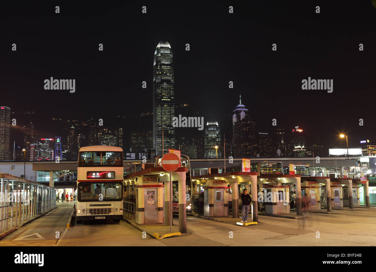 Bushaltestelle in Tsim Sha Tsui Ferry Terminal in Hong Kong. Stockfoto