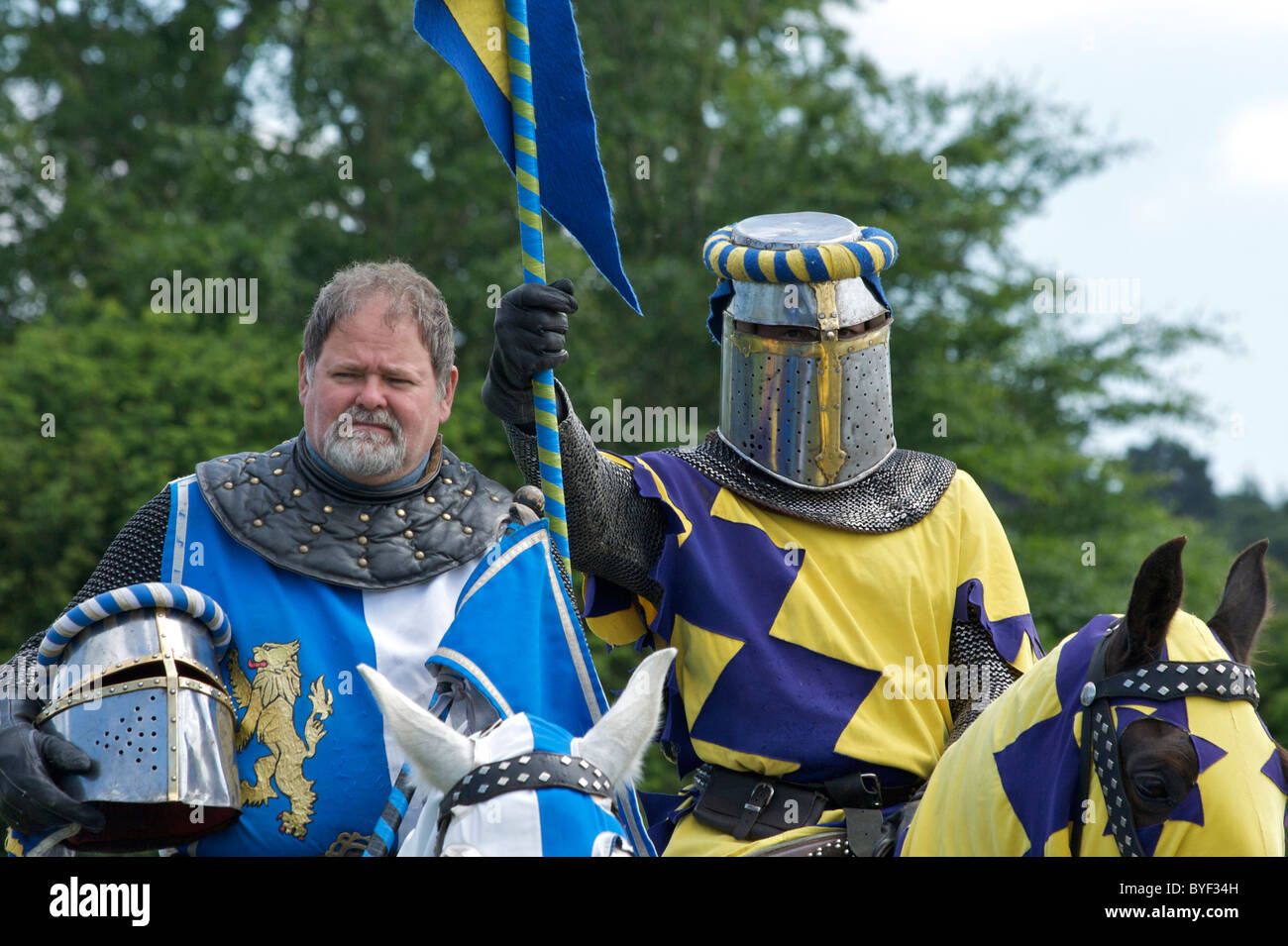 Ritterturniere Ritter zu Pferde (Rösser) tragen-Kettenhemd, Royal Farben und Stahlhelme, auf Leeds Castle Stockfoto