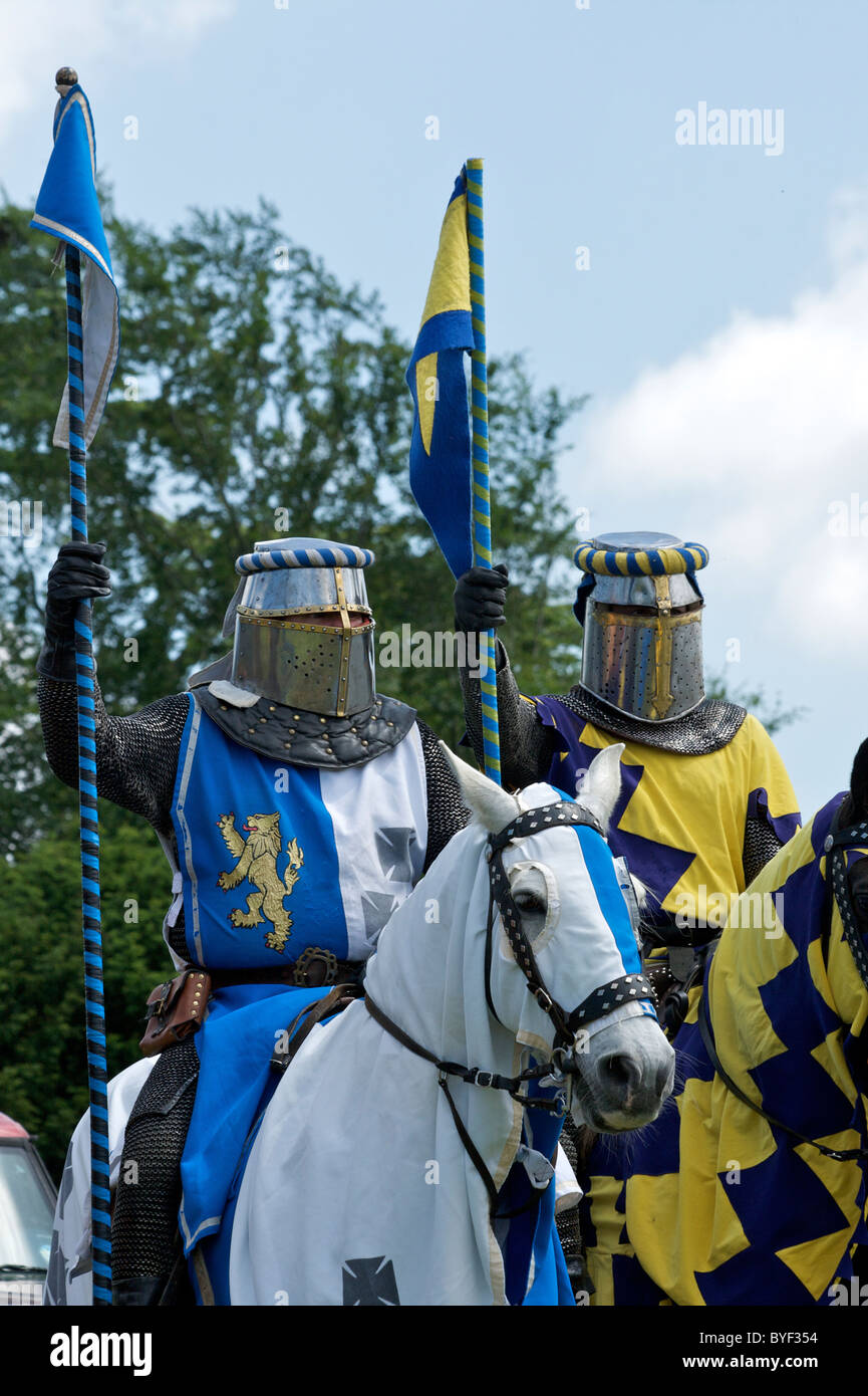 Ritterturniere Ritter zu Pferde (Rösser) tragen-Kettenhemd, Royal Farben und Stahlhelme, auf Leeds Castle Stockfoto