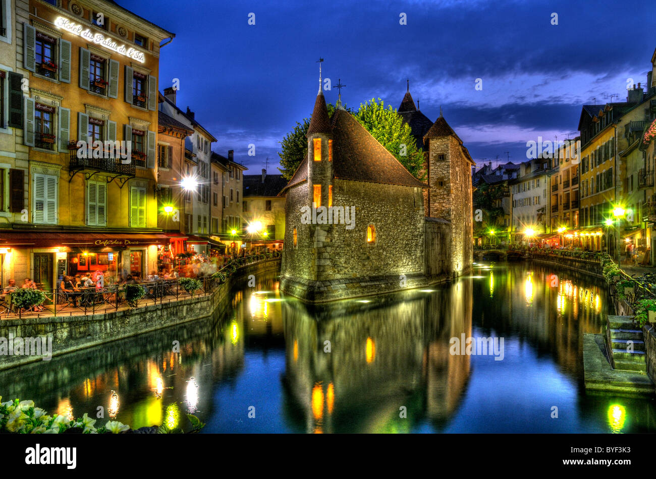 Das Alte Gefängnis und der Fluss Thiou in der Nacht Stockfoto