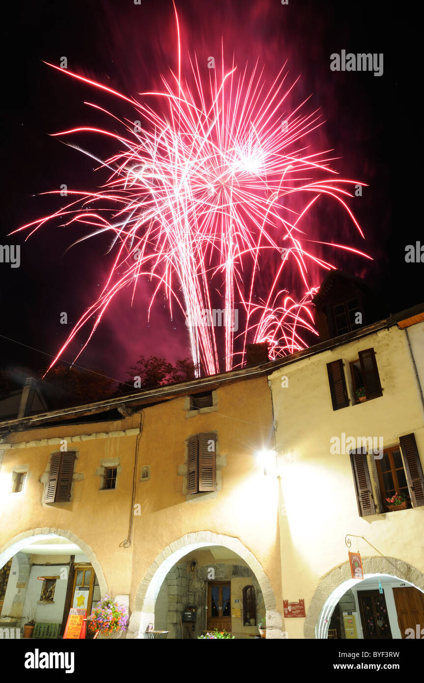 Meuterei auf der Astral-Feuerwerk über der Savoie Dorf Alby Sur Cheran in der Nacht Stockfoto