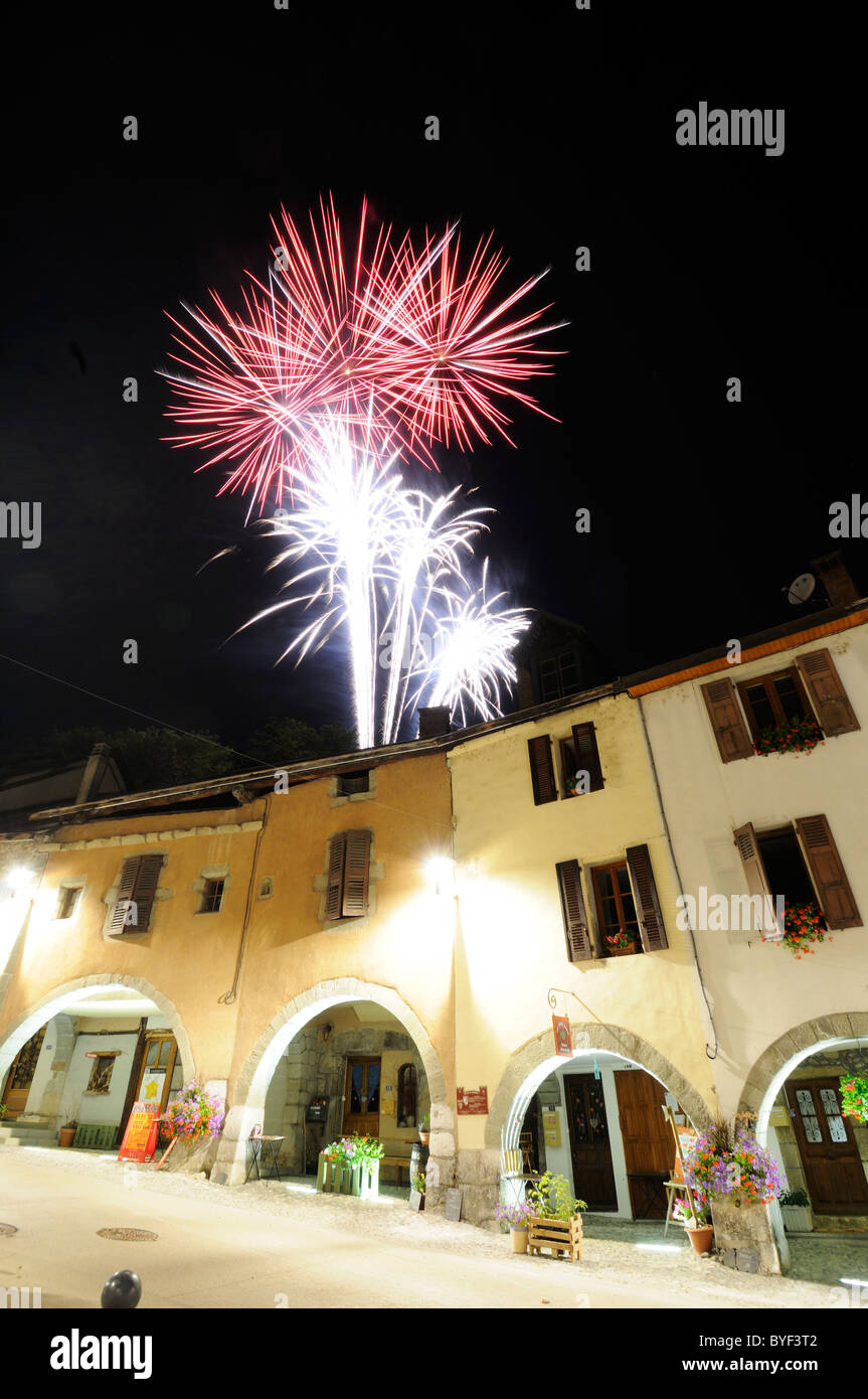 Meuterei auf der Astral-Feuerwerk über der Savoie Dorf Alby Sur Cheran in der Nacht Stockfoto