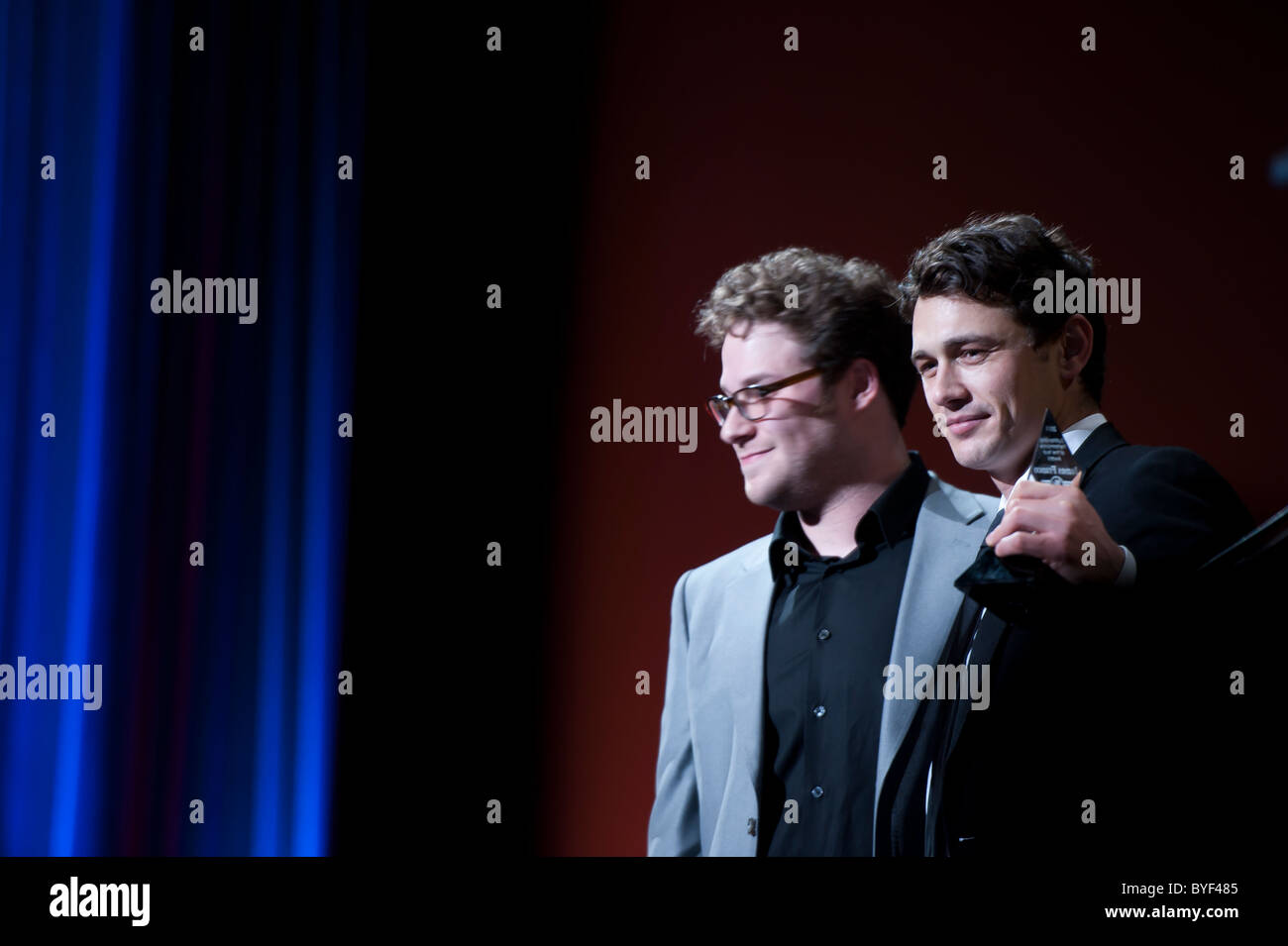 Ananas Express Stern, James Franco, vereint mit Freund und Co-Star, Seth Rogen auf der Bühne. Stockfoto