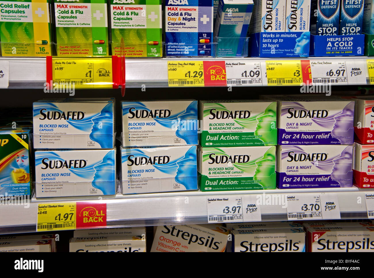 Pakete der kalten Relief Heilmittel für Verkauf in eine britische Supermarktkette Stockfoto