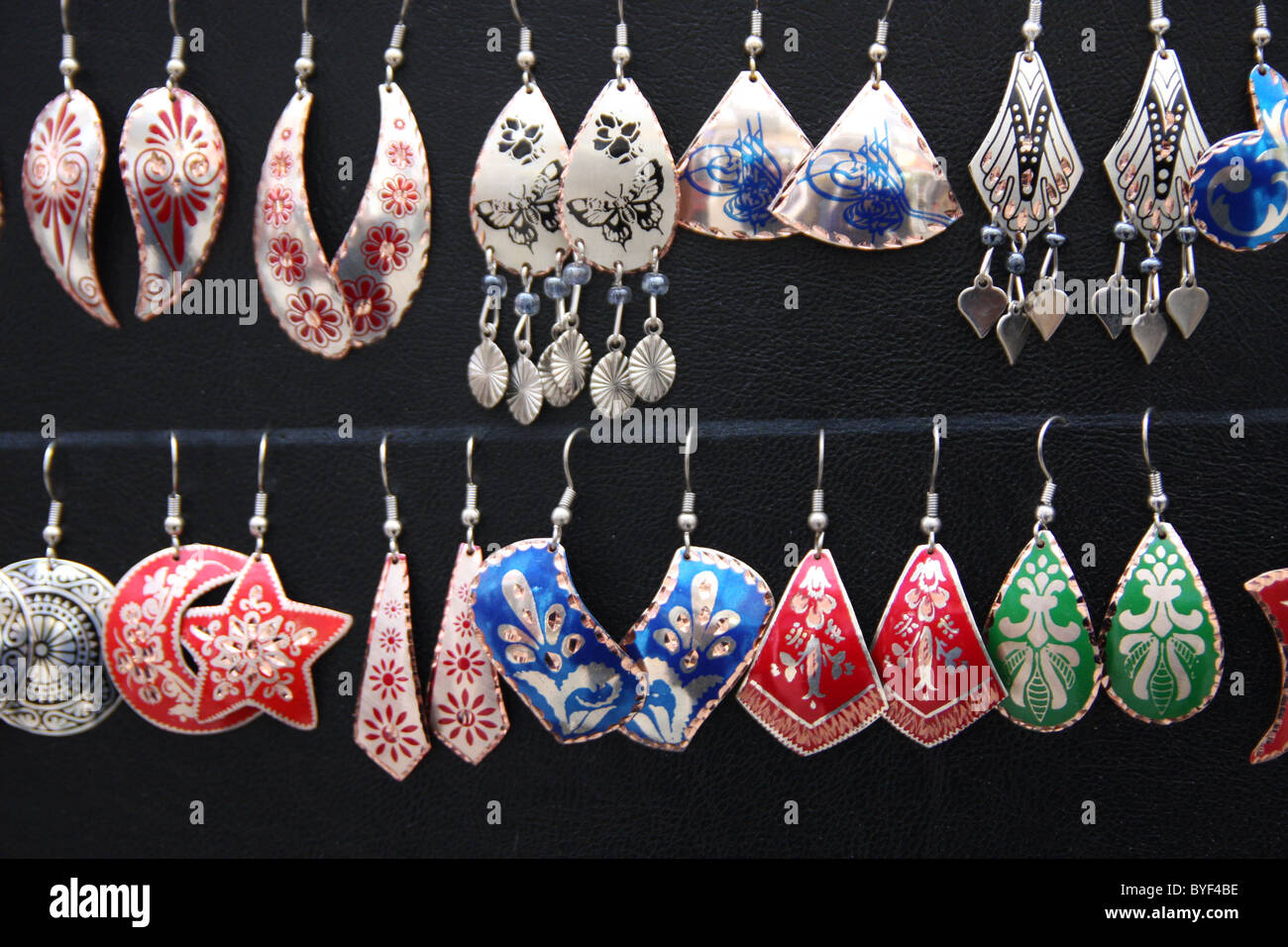 Ohrringe zum Verkauf in Istanbul, Türkei Stockfoto