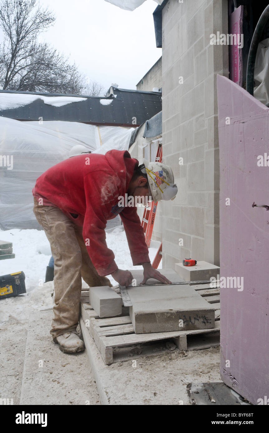 Winter die Bauarbeiten mit geschnittenen Stein Stockfoto