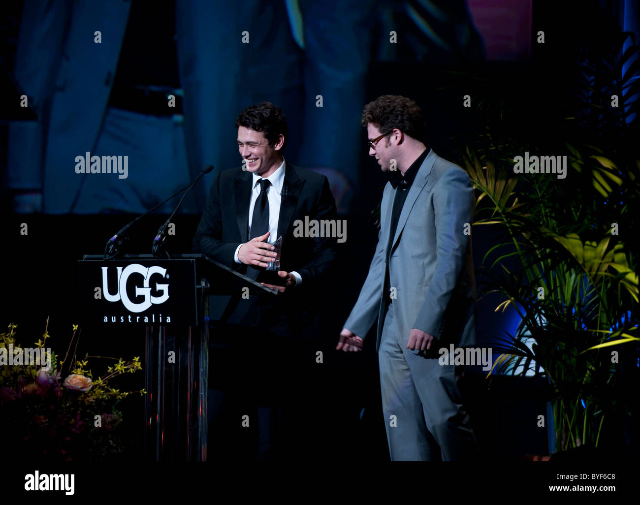 Ananas Express Stern, James Franco, vereint mit Freund und Co-Star, Seth Rogen auf der Bühne. Stockfoto