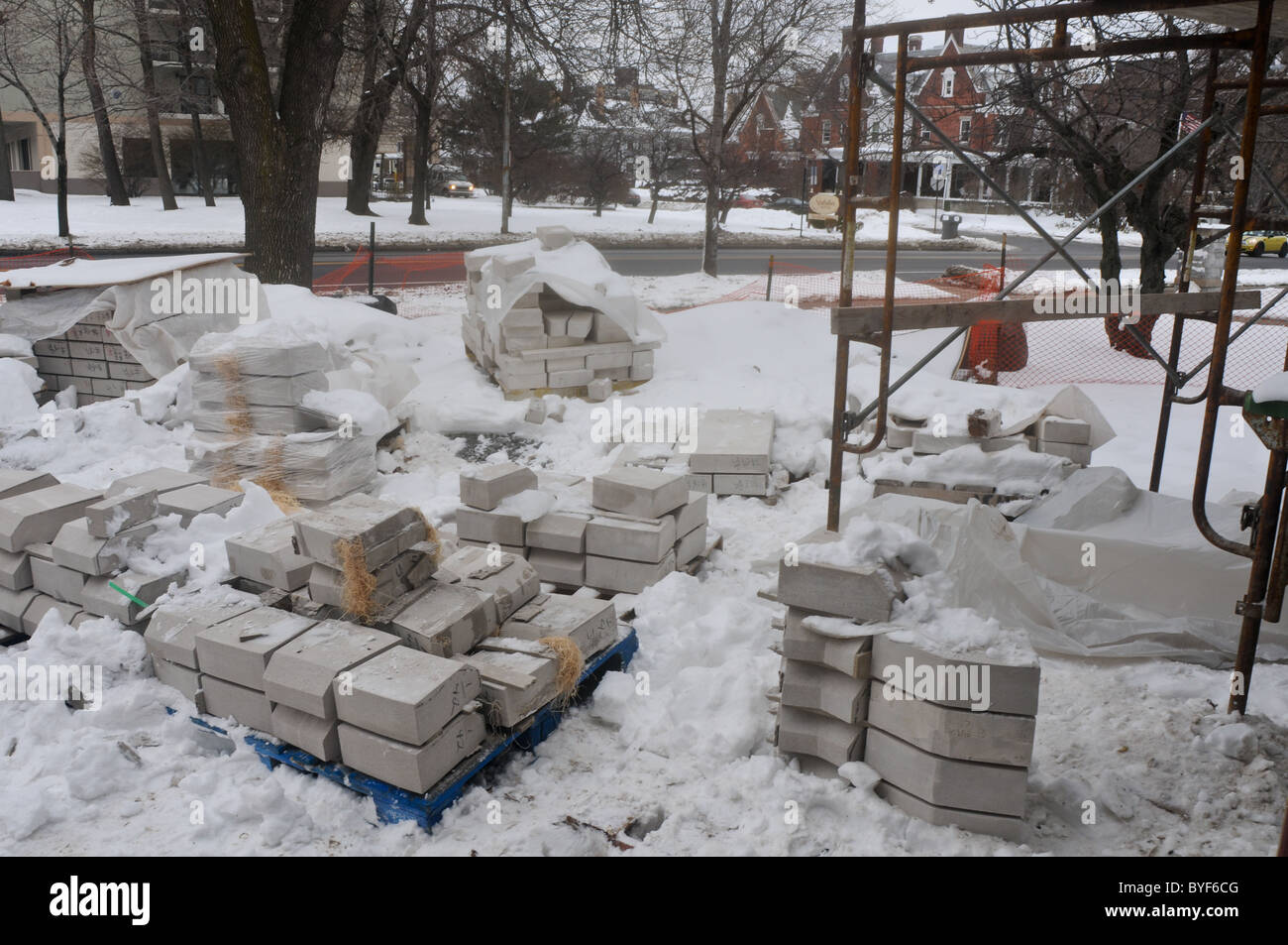 Schneiden Sie Stein im Schnee Stockfoto