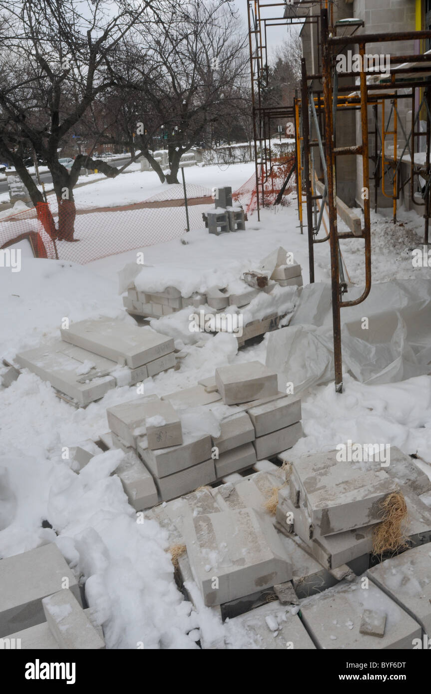 Schneiden Sie Stein im Schnee Stockfoto