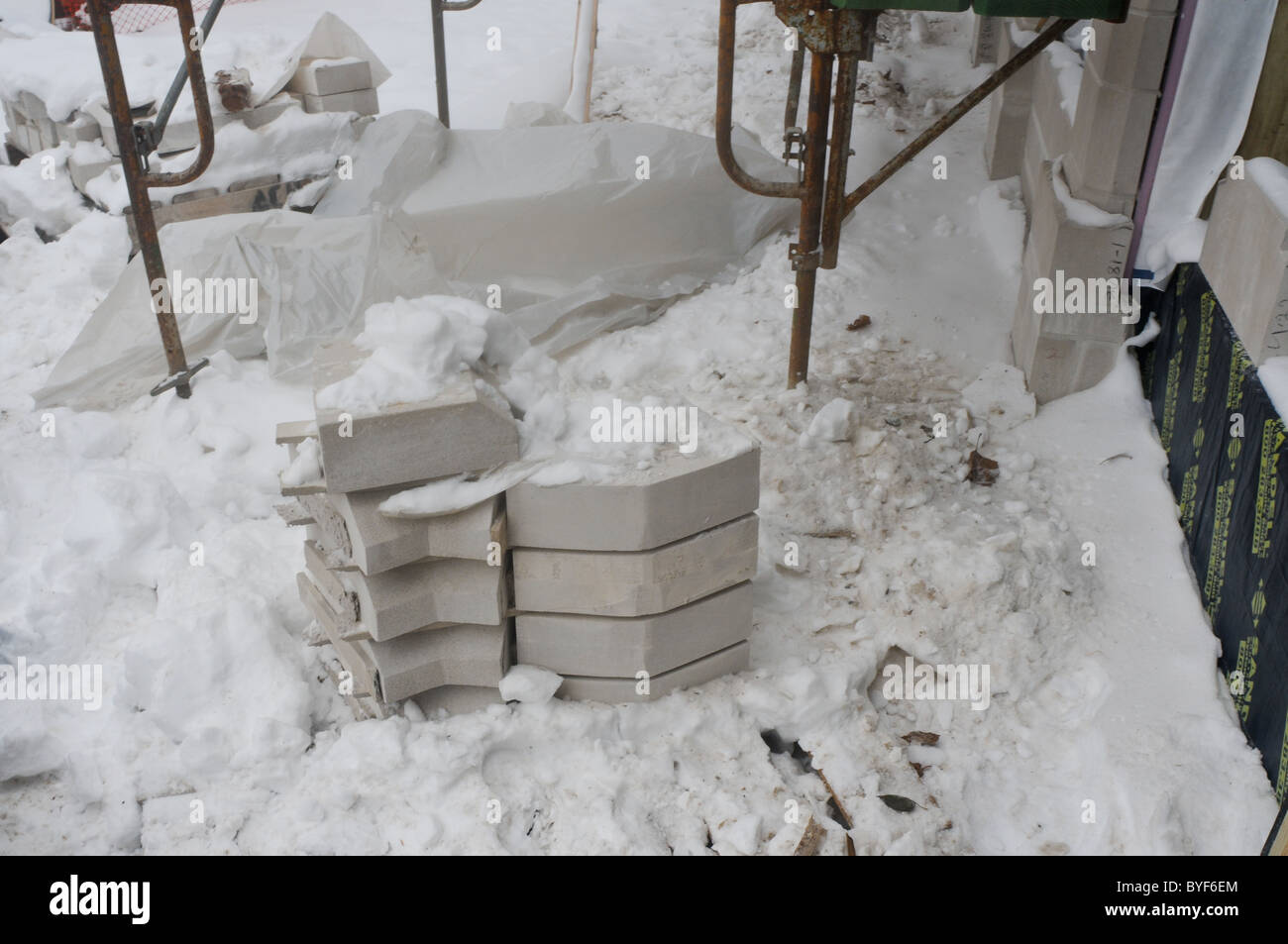 Schneiden Sie Stein im Schnee Stockfoto
