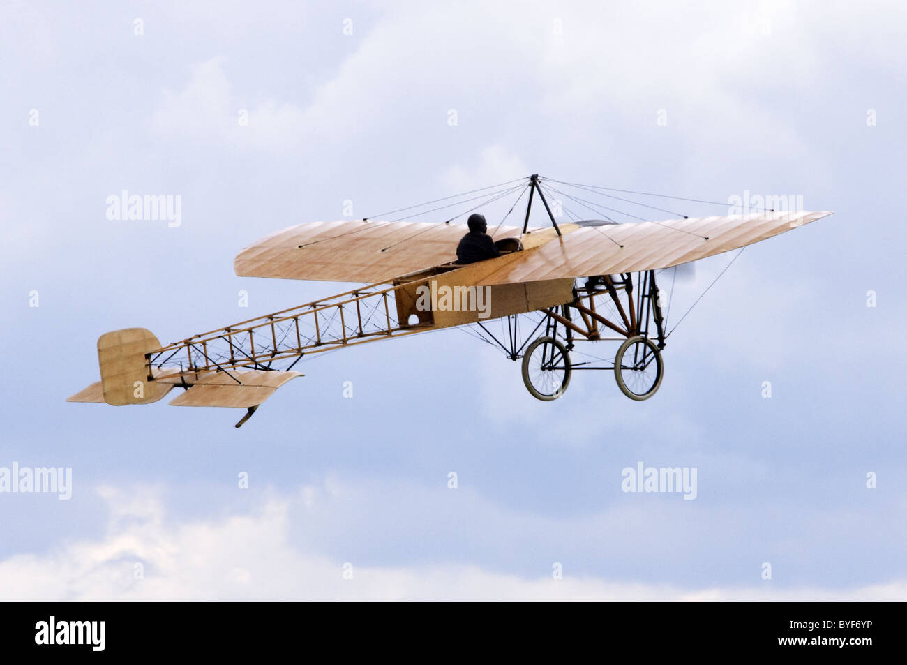 Bleriot XI Flyer ebene Replik klettern, nachdem Sie an der Duxford Flying Legends Airshow nehmen Stockfoto