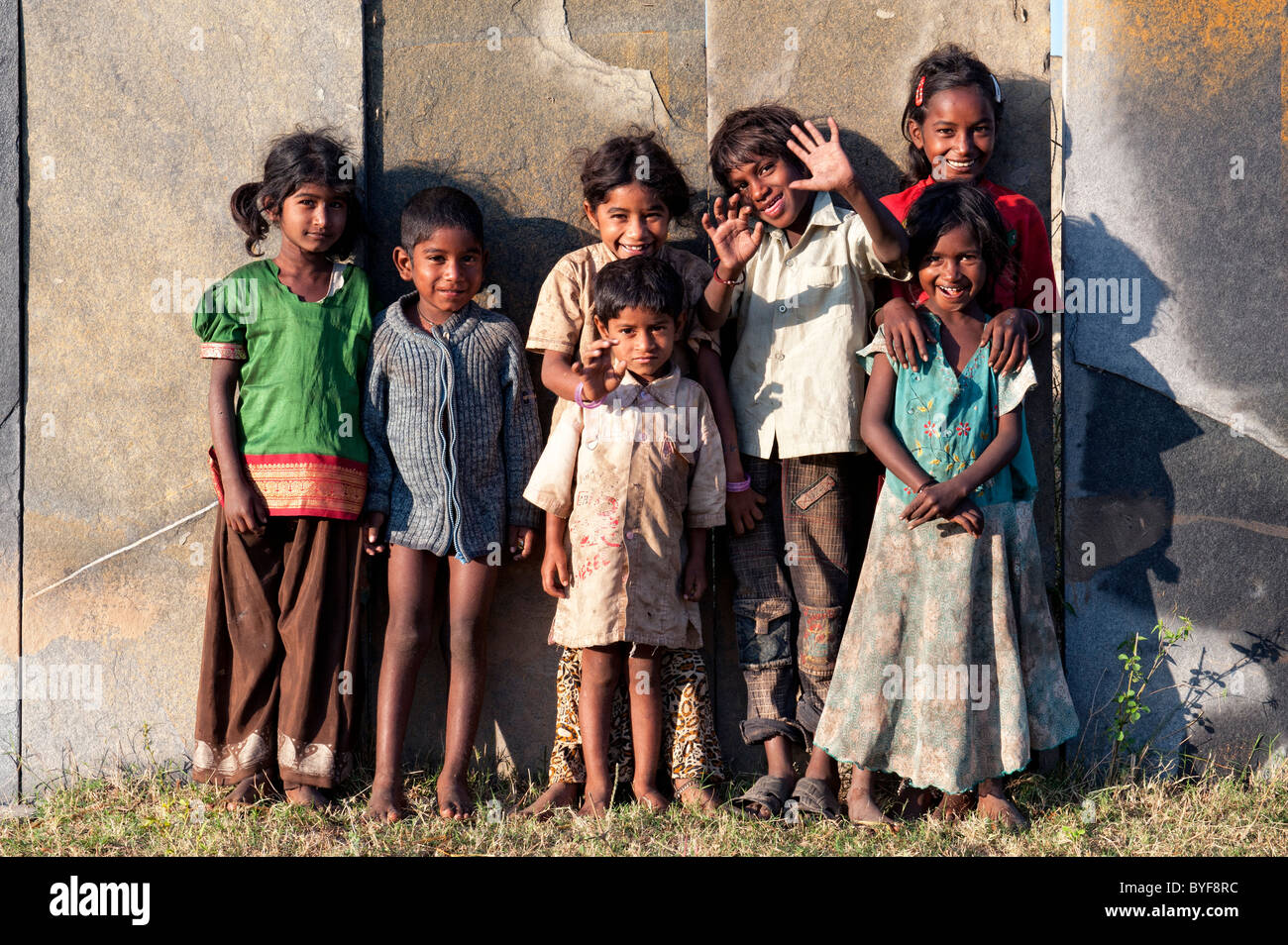 Glücklich Arm niedriger Kaste indischen Straße Kleinkinder Lächeln auf den Lippen. Andhra Pradesh, Indien Stockfoto