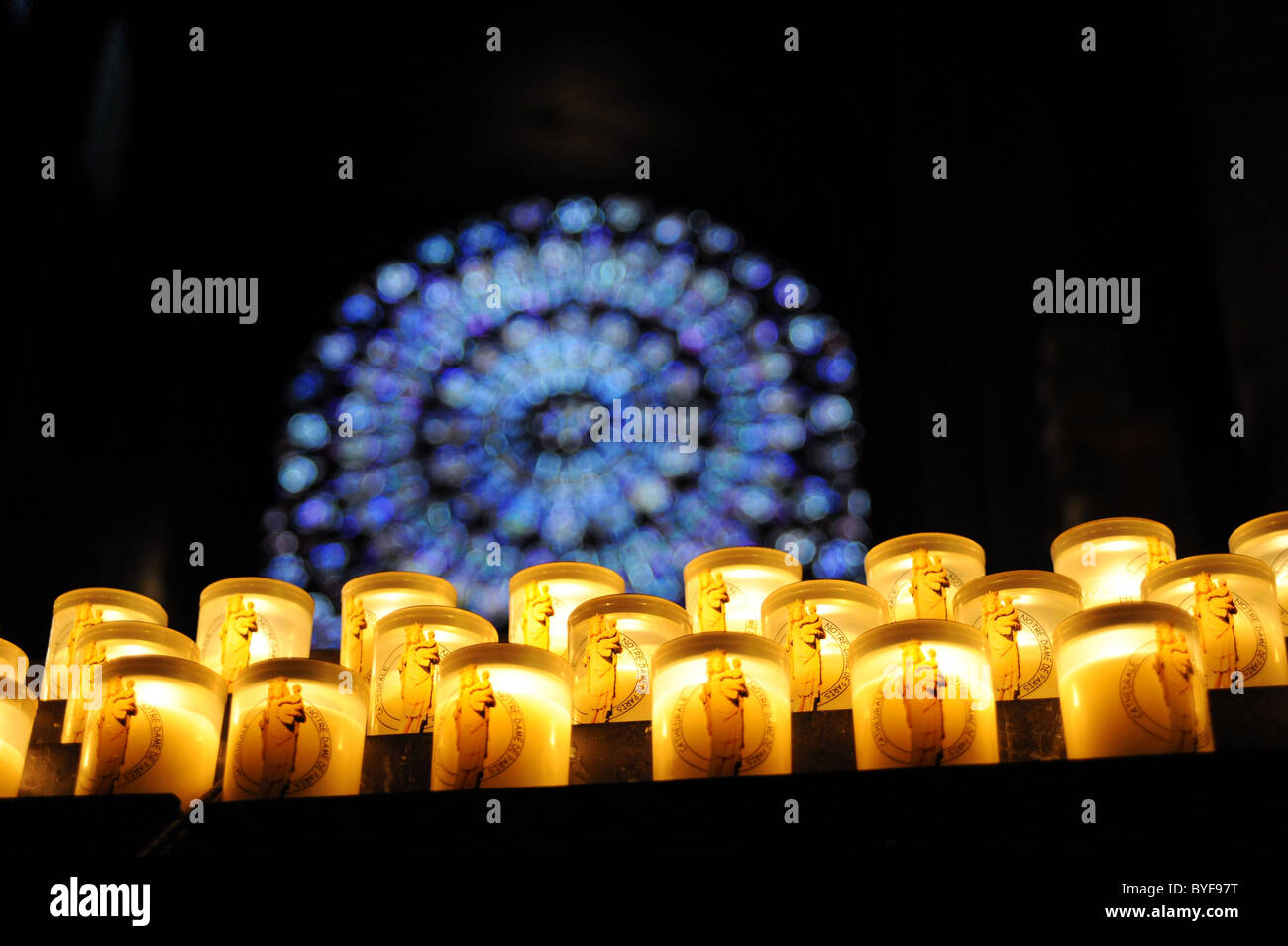 Kerzen brennen vor dem Norden Rosette, die Kathedrale Notre Dame, Paris, Frankreich Stockfoto