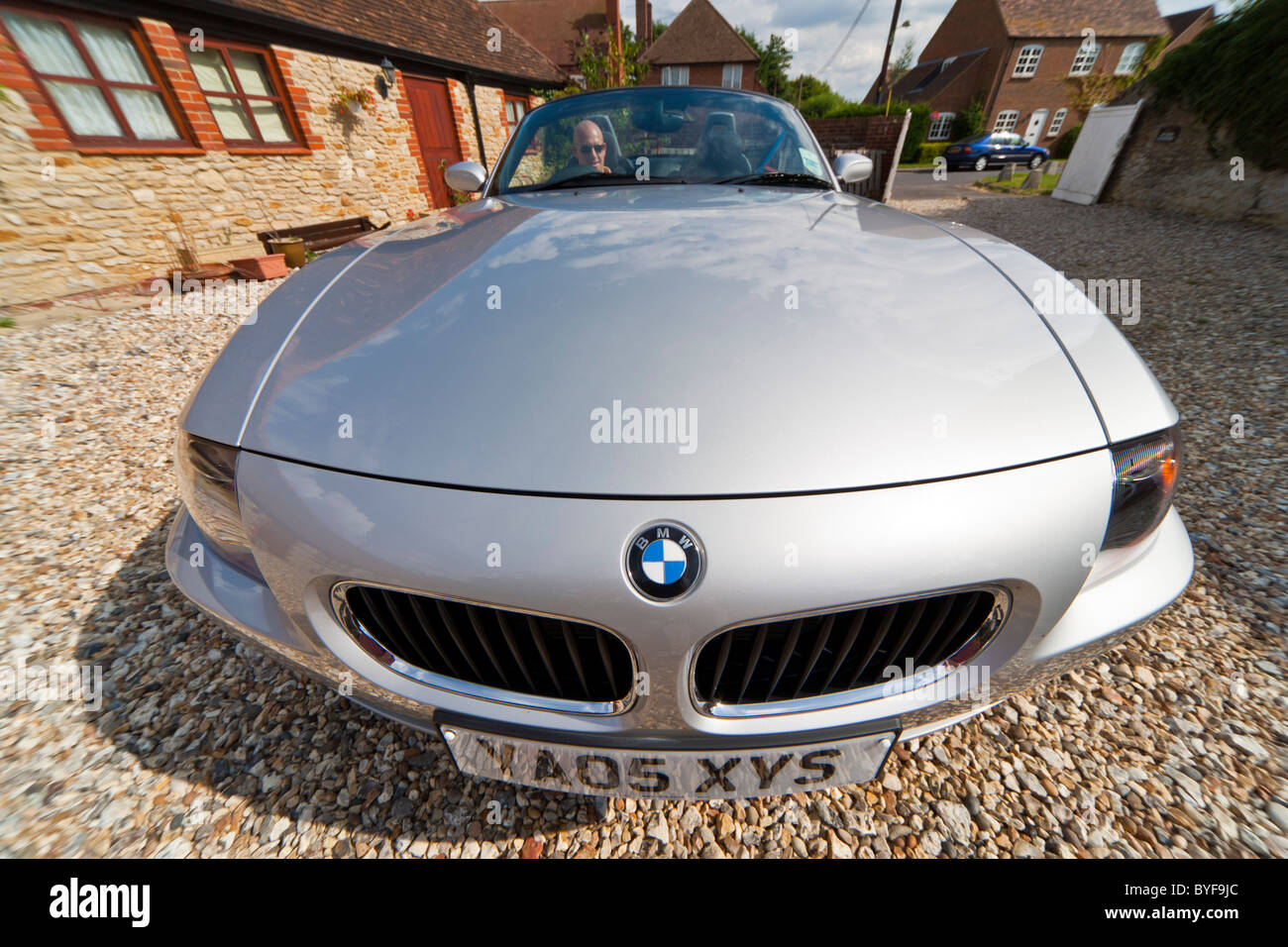 Open Top metallic Silber BMW Z4 persönliche Heckantrieb Luxussportwagen auf englischen Landstraße. JMH4847 Stockfoto