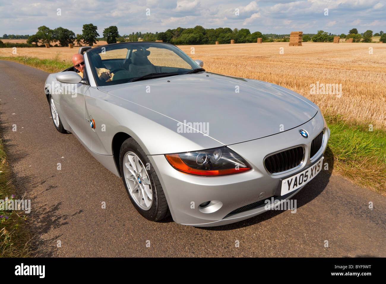 Open Top metallic Silber BMW Z4 persönliche Heckantrieb Luxussportwagen auf englischen Landstraße. JMH4855 Stockfoto