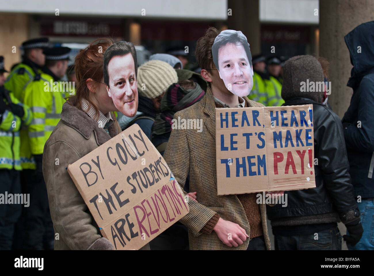 Studentischen Demonstranten gegen Bildung Kürzungen gekleidet wie David Cameron Nick Clegg Millbank konservative HQ Westminster London UK Stockfoto