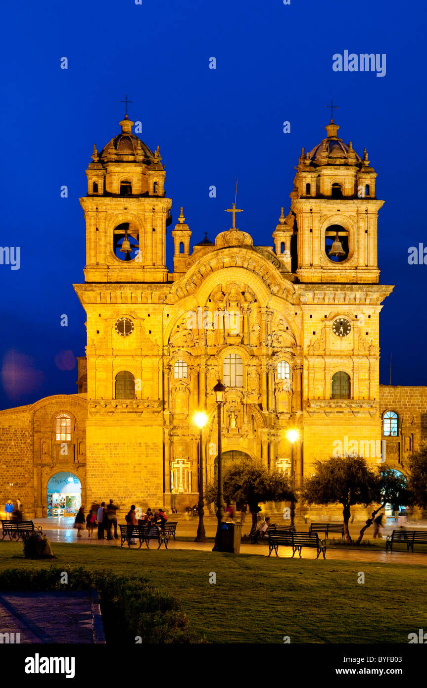 Die Kirche von La Compania de Jesus Illuminted in der Abenddämmerung auf der Plaza de Armas in Cusco, Peru, Südamerika. Stockfoto