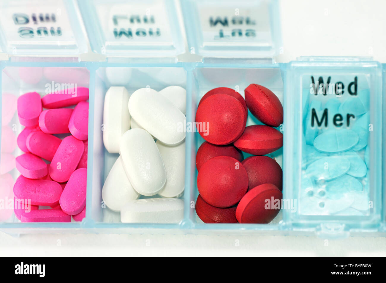 Französisch, Englisch und Braille Feld Veranstalter Tabletteneinteiler mit  bunten Drogen Stockfotografie - Alamy
