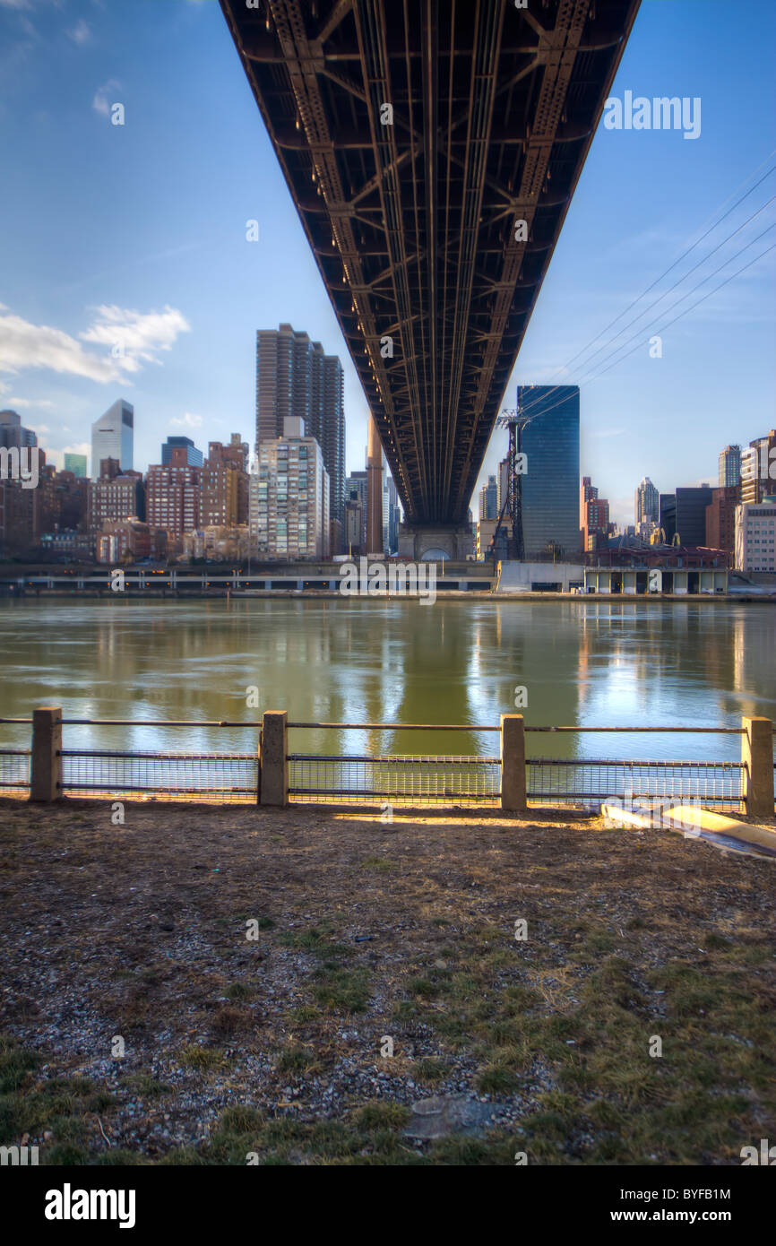 Unter der 59th Street Bridge auf Manhattan West Blick auf Midtown Manhattan Stockfoto