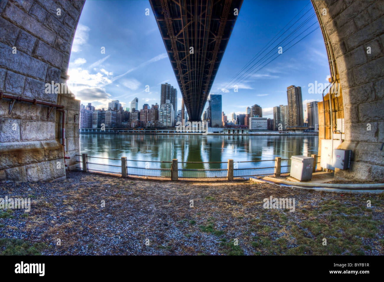 Fisheye Blick auf der 59th Street Bridge von Roosevelt Island mit Manhattan Midtown im Hintergrund Stockfoto