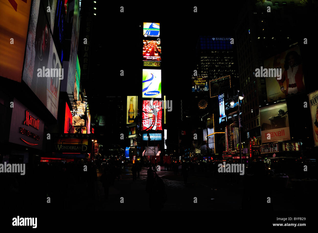 Times Square ist in einer kalten Winternacht im Neon Dschungel voller Aktivität. New York City Stockfoto