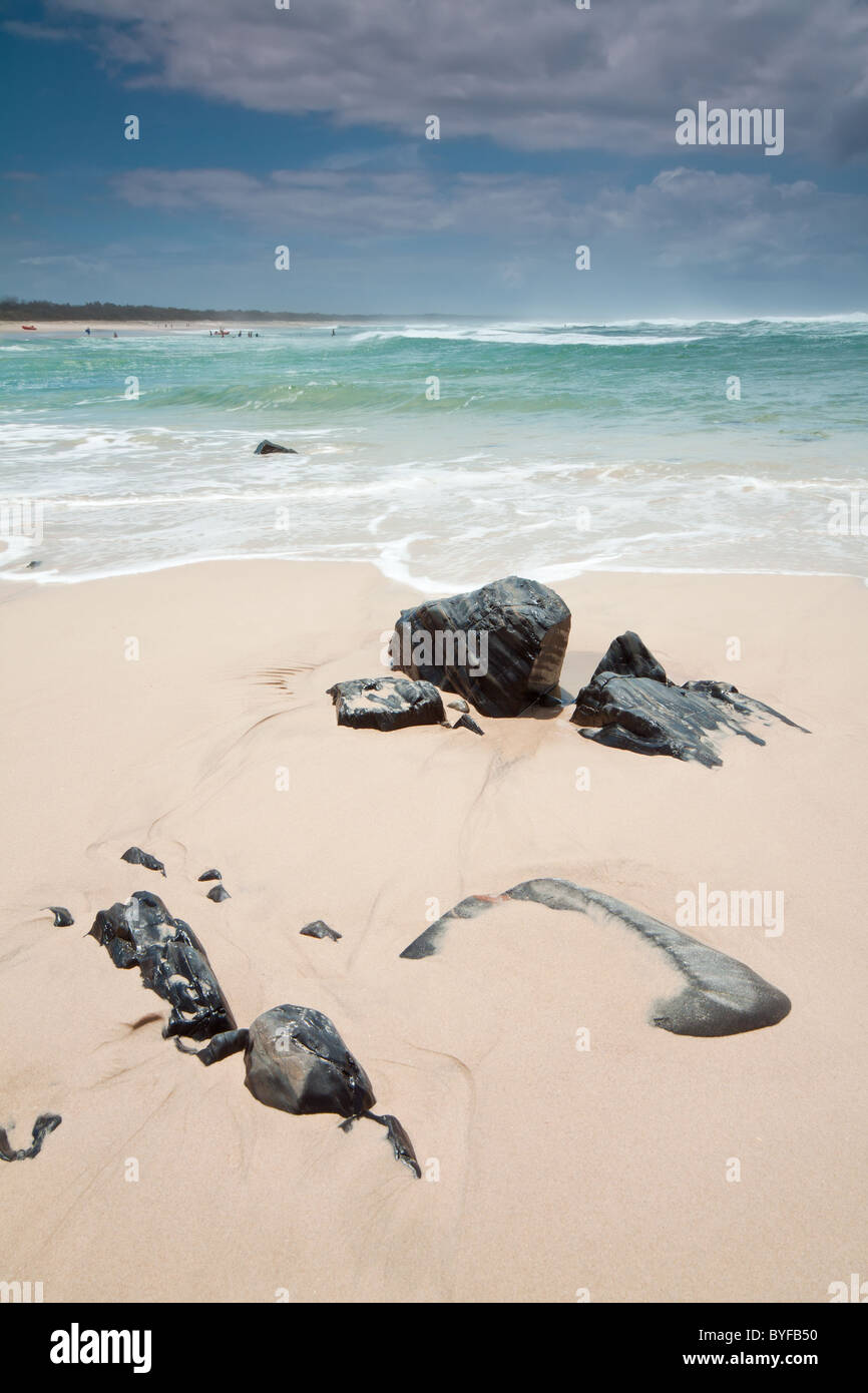 Australischen Strand während des Tages mit Felsen im Vordergrund Stockfoto