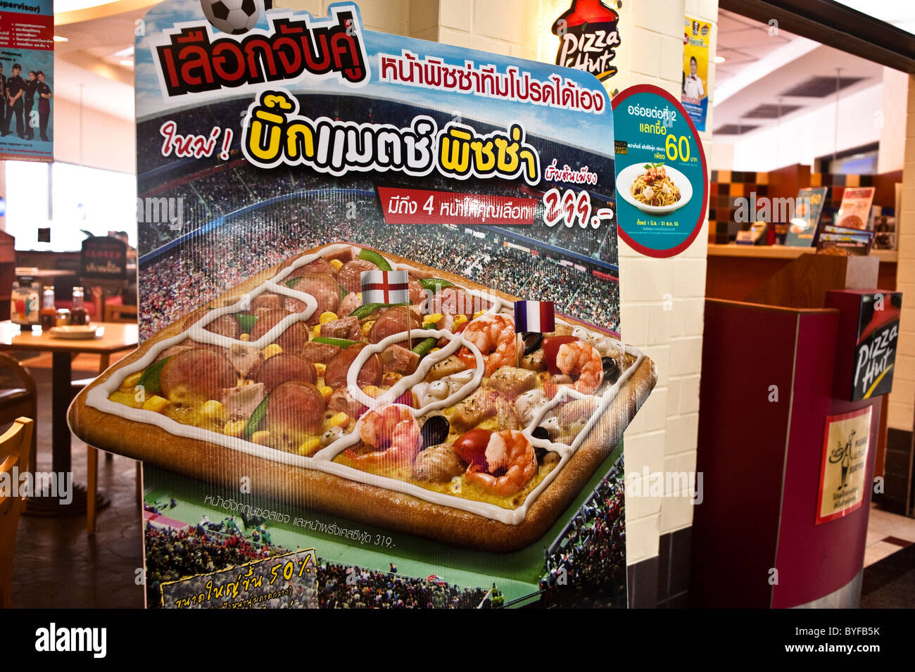 World Cup-Thema in der Pizza Hut in Fortune Plaza in Bangkok. Stockfoto