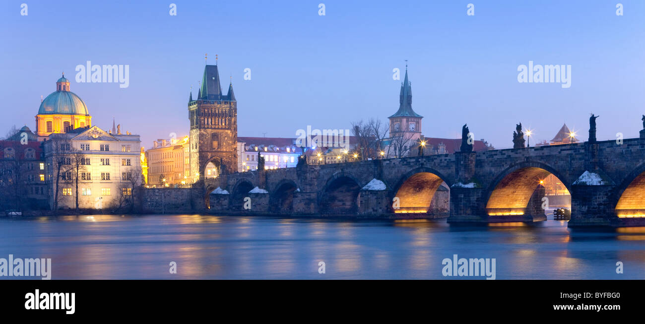 Tschechische Republik-Prag - Karlsbrücke und Türme der Altstadt in der Abenddämmerung Stockfoto