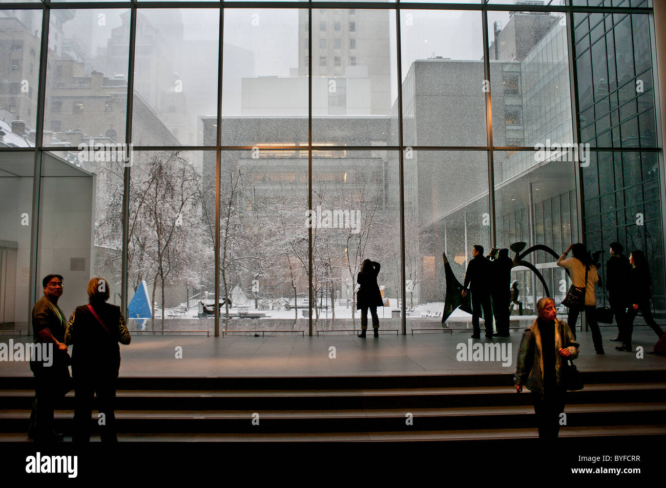 Die Lobby des MOMA in New York während eines Schneesturms mit Blick auf den Skulpturengarten Stockfoto