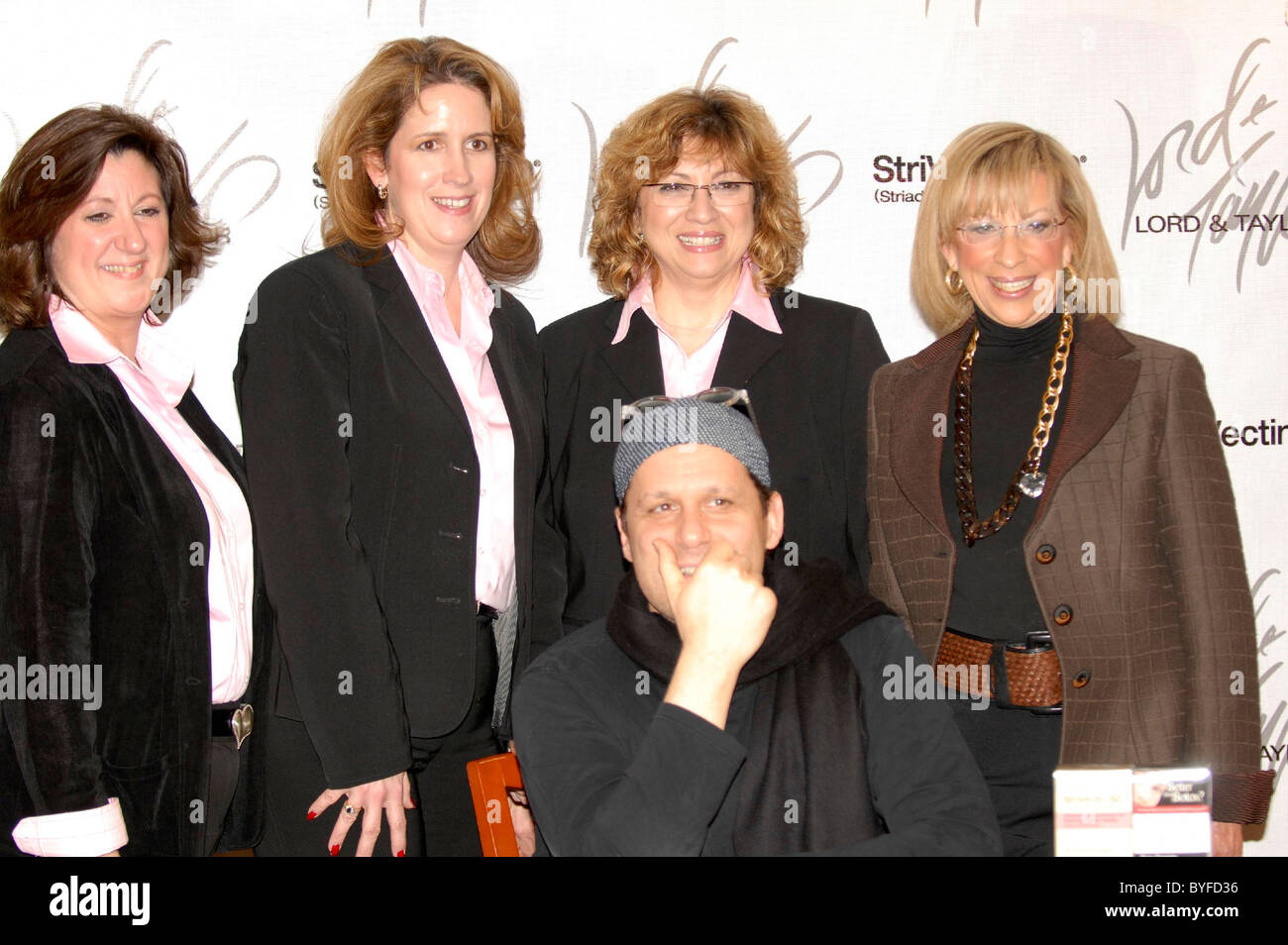 Isaac Mizrahi bei Herrn & Taylor, StriVectin-SD-Produkte zu fördern. Scarsdale, New York - 24.02.06 Stockfoto