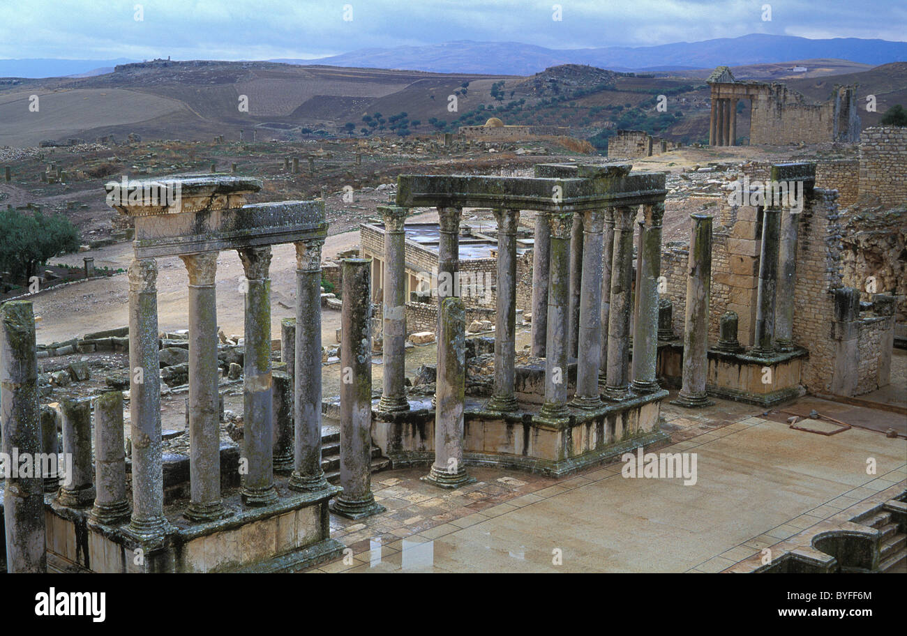Die alte Römerstadt Dougga in Tunesien, eine der am besten erhaltenen Stätten aus der römischen Ära Stockfoto