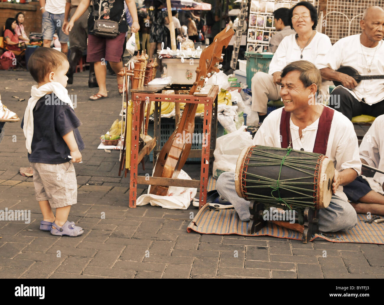 Getönten Bildnis Thai Street Musiker und junge Knaben Stockfoto