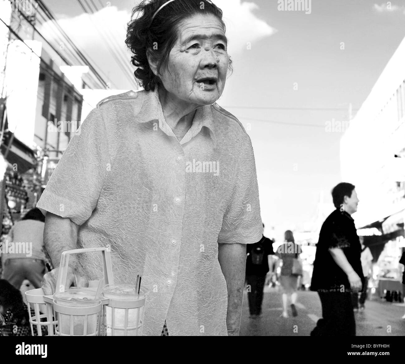 Schwarz-weiß-Porträt einer älteren Thai Frau Stockfoto