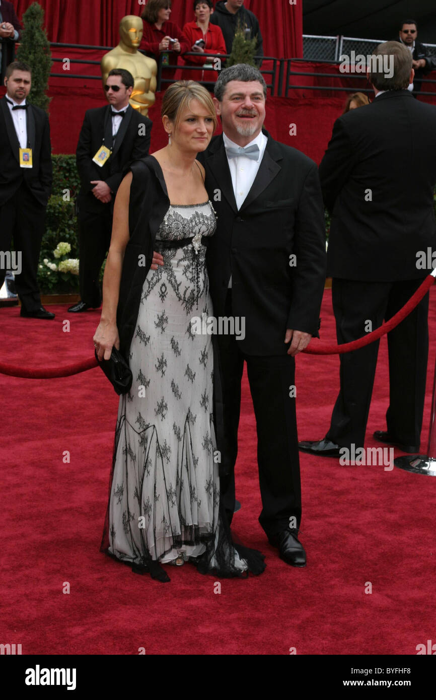 Gustavo Santaolalla und Gast der 79th Annual Academy Awards (Oscars) - Ankünfte Kodak Theater Hollywood, Kalifornien - 25.02.07 Stockfoto