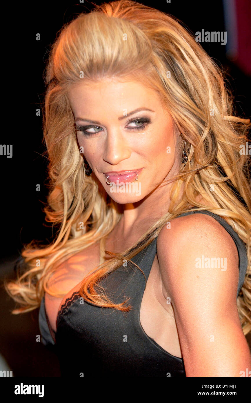 Ashley Massaro Autogramme April-Issue des "Playboy" auf der Virgin Megastore in Times Square New