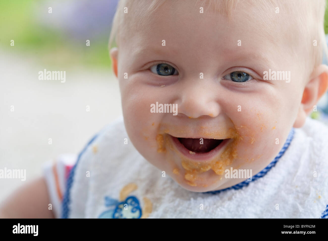 Nach dem Essen Babys mit dreckiges Gesicht Nahaufnahme Stockfoto