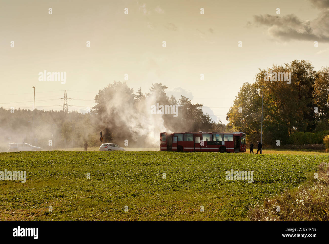 Rauch ausstoßen vom bus Stockfoto