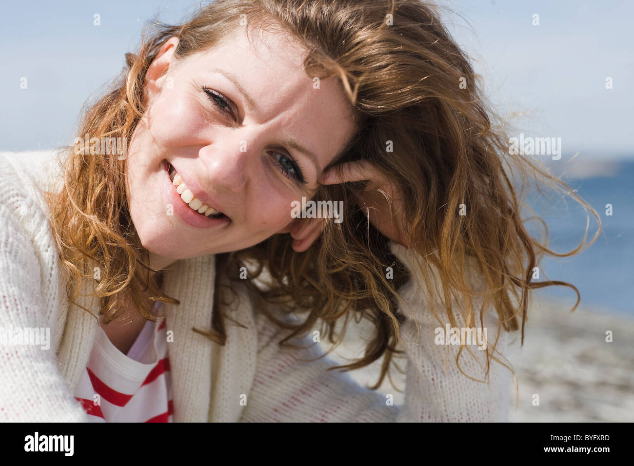 Porträt von Mitte Erwachsene Frau lächelnd Stockfoto