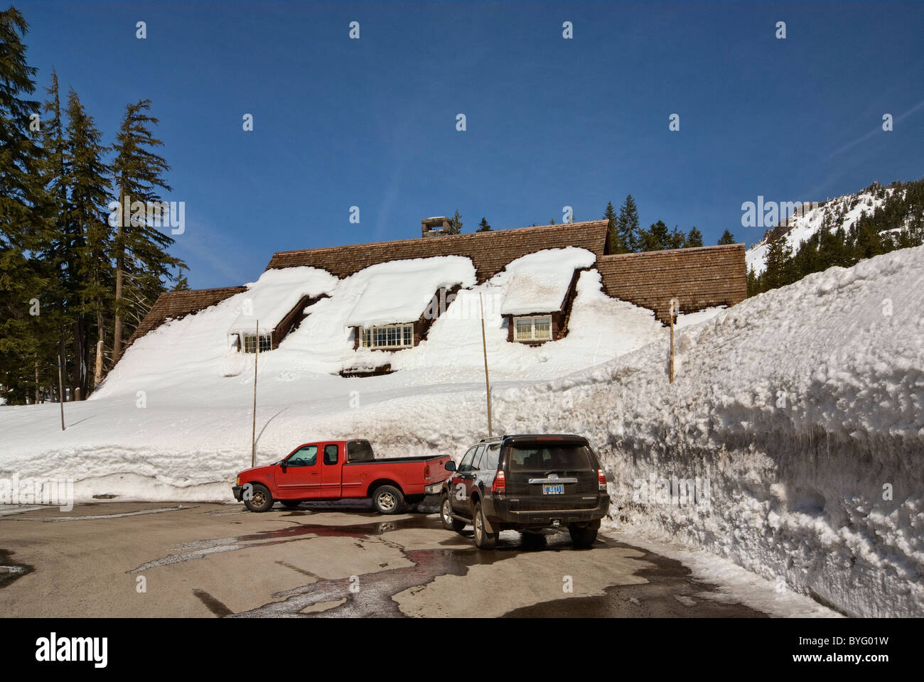 Wände der Schnee im Winter rund um Stahl Parkverwaltung in Crater Lake Nationalpark, Oregon, USA Stockfoto
