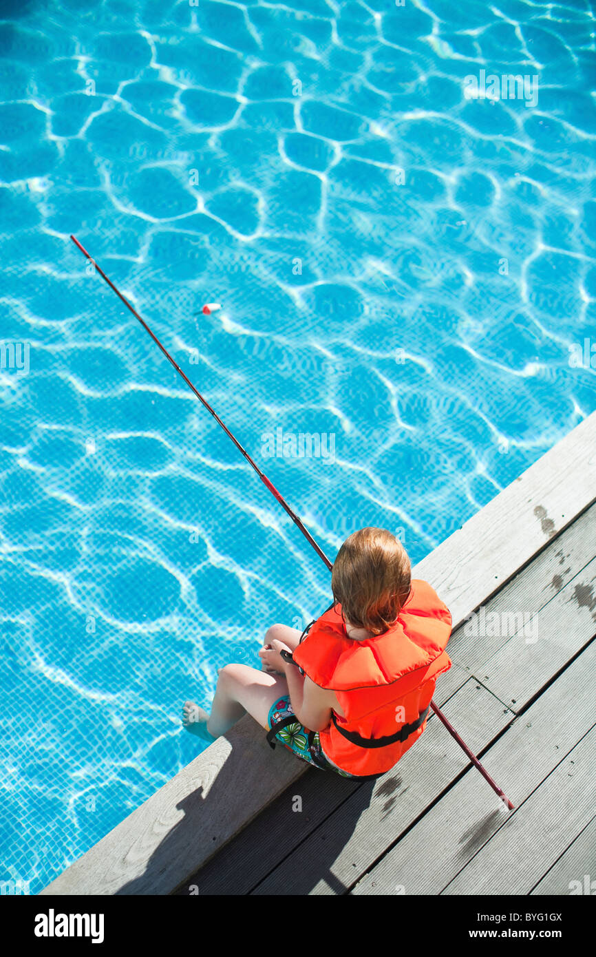 Mädchen im Pool Angeln Stockfoto
