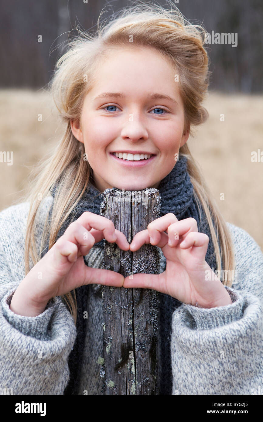 Porträt von Teenager-Mädchen trägt Schal im Feld Stockfoto