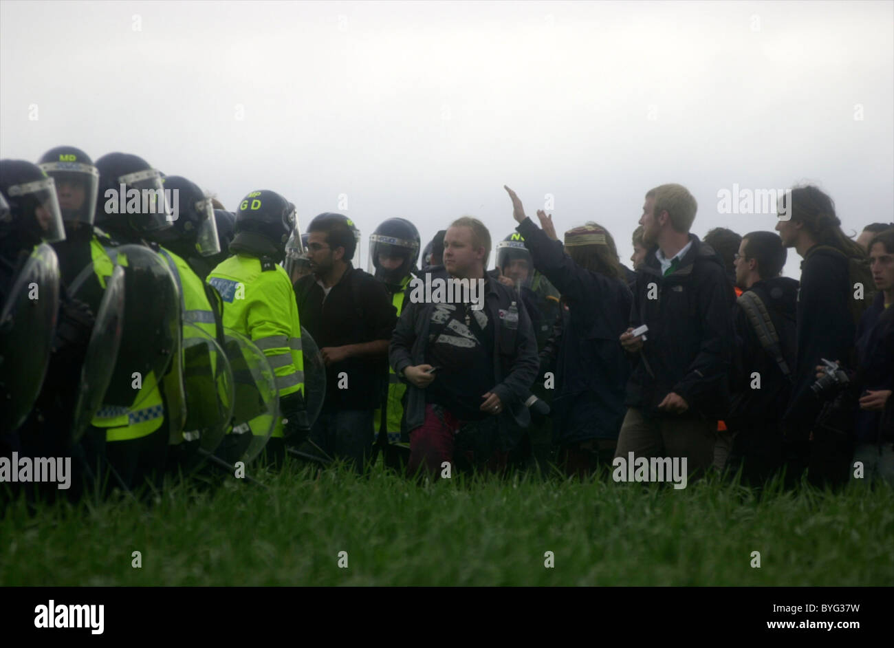 Polizei und Demonstranten treffen sich in einem Feld bei den G8-Gipfel in Gleneagles in Auchterarder, Schottland Stockfoto