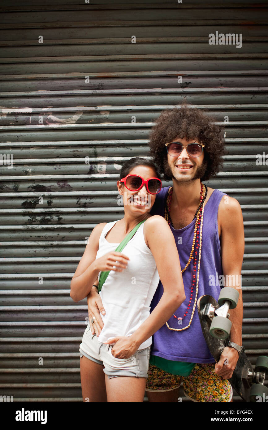 Porträt des jungen Paares umarmen von Garagentor Stockfoto