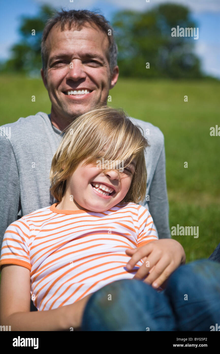 Porträt der Vater mit Sohn Blick in die Kamera und lachen Stockfoto