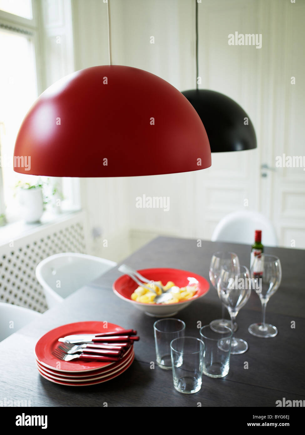 Modernes Design-Tisch mit Essen für drei verzehrfertige Stockfoto