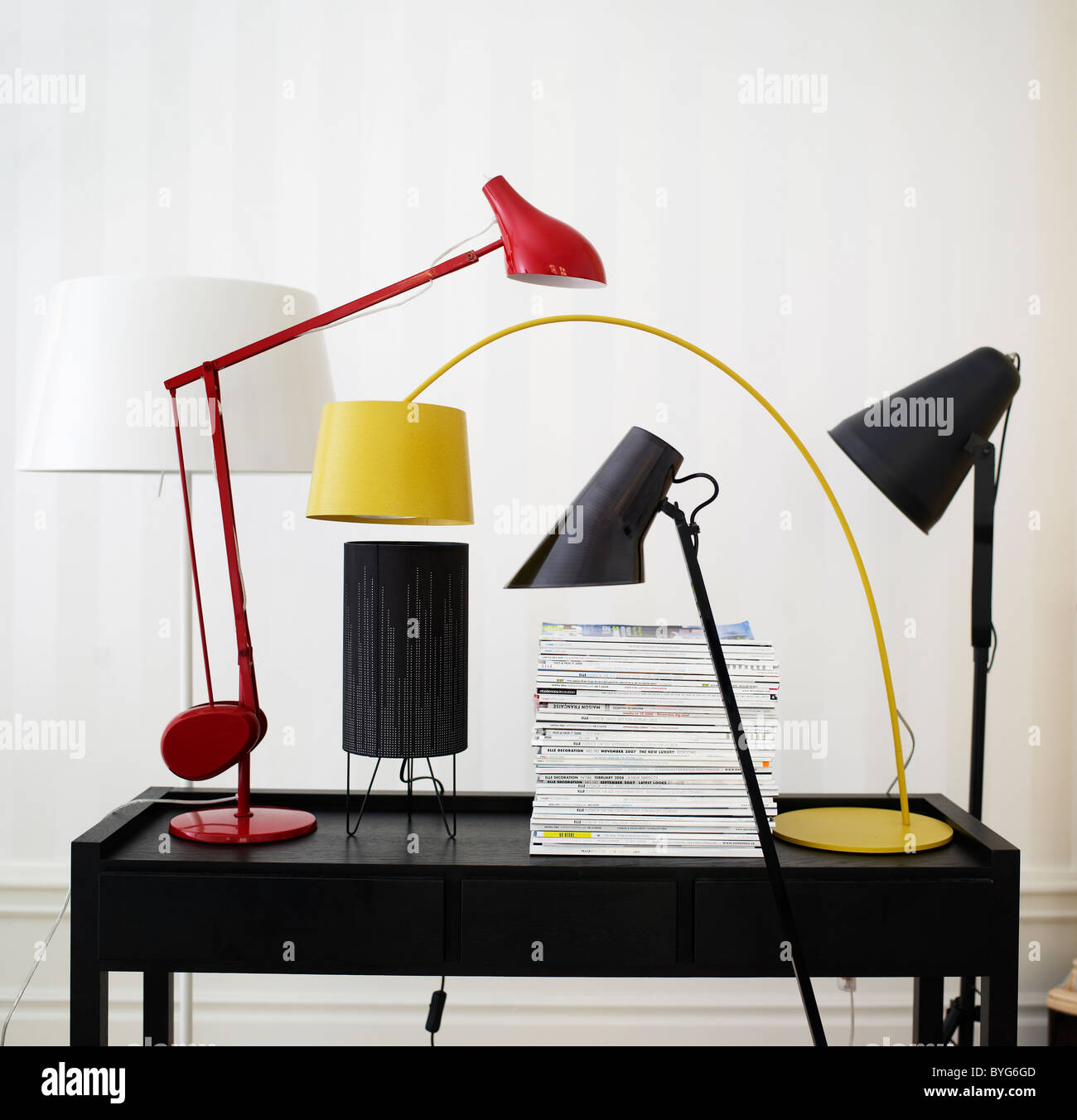 Vielzahl von modernem Design-Lampen auf Schreibtisch Stockfoto