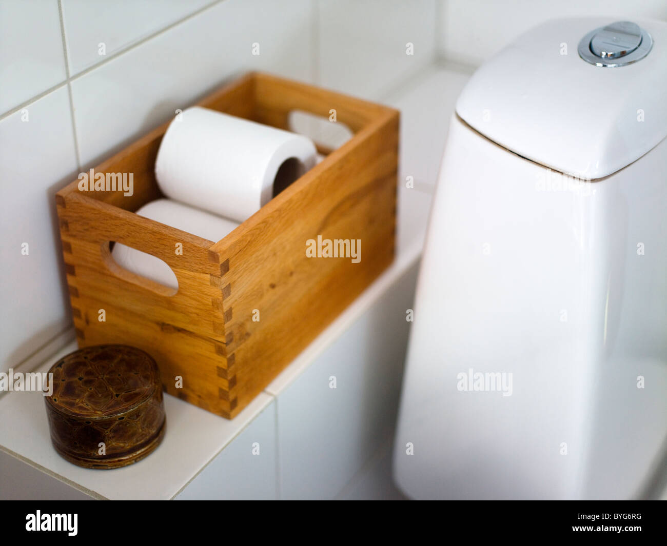 WC-Papier in Kiste auf Bad Regal Stockfotografie - Alamy